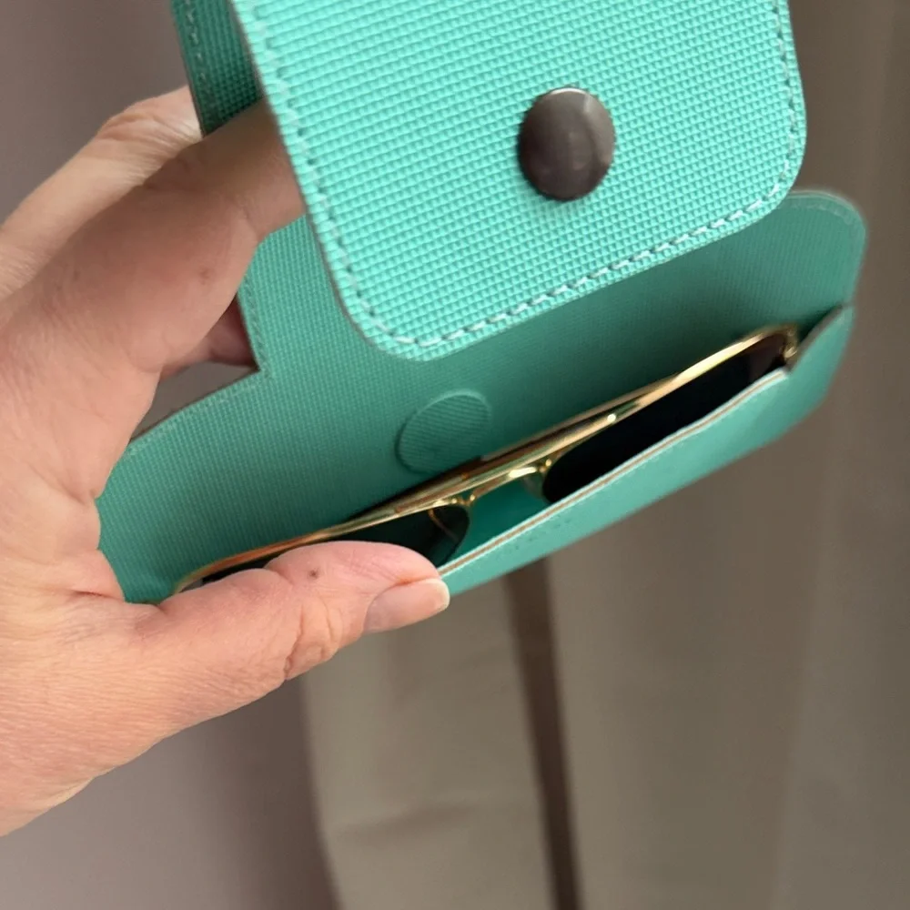 Chic Turquoise Sunglasses Case ya